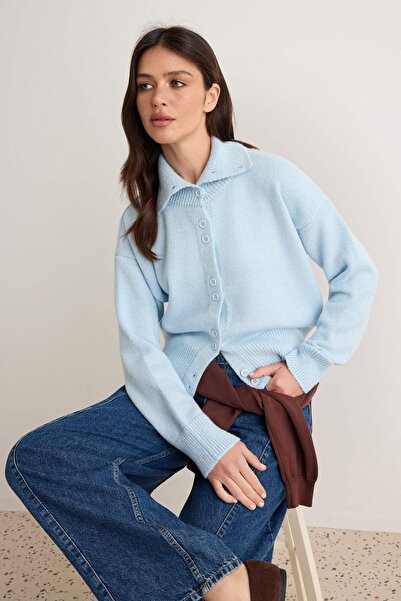 Trendyol Collection كارديجان تريكو ناعم ذو ياقة عالية باللون الأزرق الفاتح من...
