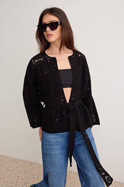 Trendyol Collection كارديجان تريكو بتفاصيل ربطات من الدانتيل الأسود TWOAW27HI...