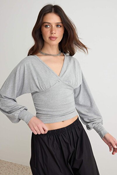 Trendyol Collection بلوزة محبوكة ناعمة باللون الرمادي الميلانج بفتحة رقبة على...