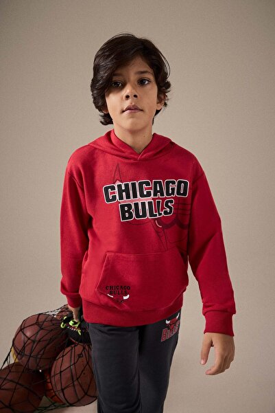 DeFacto سويت شيرت بقلنسوة مطبوع عليه شعار NBA Chicago Bulls مع جيب على شكل كن...