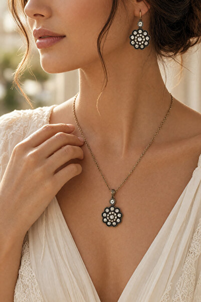 FAYRA ACCESSORIES Zircon Stone Flower Figured Earrings and Necklace Set