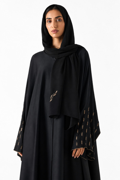 Azria Fashion عباءة مطرزة بياقة على شكل V مع حجاب