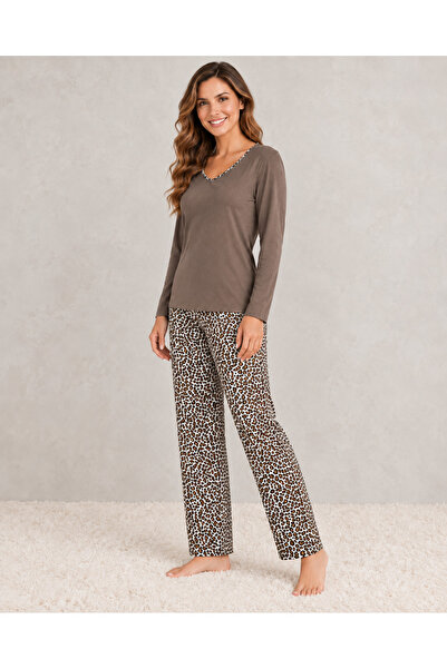 embody Pijama de damă din bumbac cu mânecă lungă, formată dintr-o bluză maro-taupe și un pantalon cu imprimeu leopard.