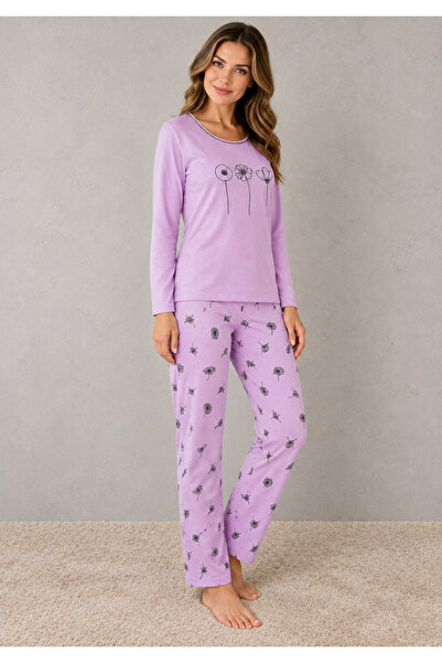 embody Pijamale de damă din bumbac lila cu imprimeu floral, compuse dintr-o bluză cu mânecă lungă și pantaloni lungi.