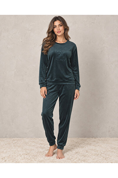 embody Pijama de damă din catifea verde, formată dintr-o bluză cu mânecă lung...
