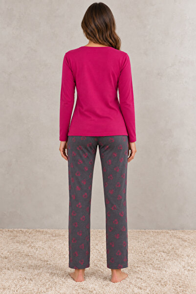 embody Pijamale de damă din bumbac cu un top fucsia și pantaloni cu inimioare mici.