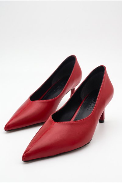 Shoesers حذاء نسائي بكعب قصير أحمر اللون مع تفاصيل خياطة