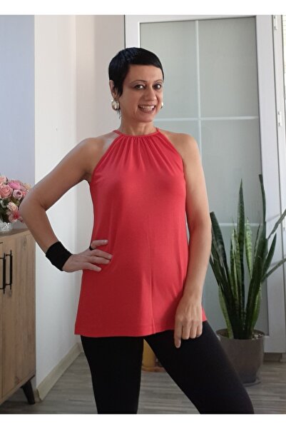 Mertcan Butik Κόκκινο μπλουζάκι με μαζευμένο μπροστινό γιακά και λαιμόκοψη σε...