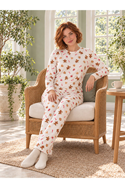 Kadın Ekru Kurabiye Adam Desenli Bisiklet Yaka Uzun Kollu Süet Pijama Takımı