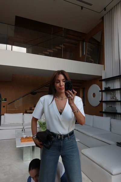 Özge Özgenç Ö.Ö Omuzu Vatkalı V Yaka Bluz