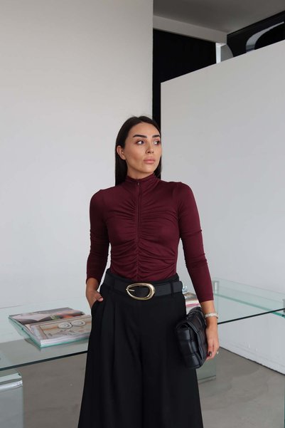 Özge Özgenç بلوزة برباط وسحاب أمامي