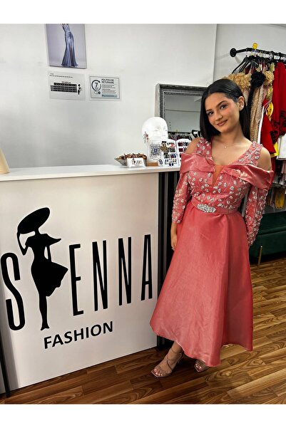 Sienna Fashion Κομψό βραδινό φόρεμα κλος με μανίκια και γυαλιστερό ύφασμα