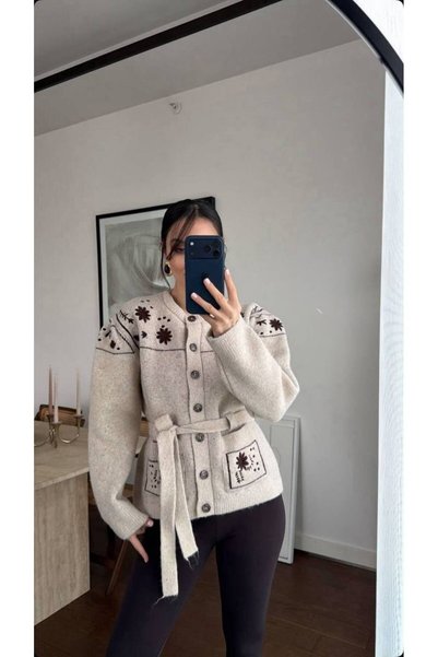 FMN Butik Pinterest Style Floral Embroidery Detail O-Neck Buttoned Pocketed Thick Design Matching Belt Knitwear Knit Jacket Coat Cardigan