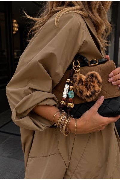 Les Petites Mains حقيبة يد مزينة بنمط جلد الفهد وخرز على شكل قلب، زينة وإكسسوار للحقيبة