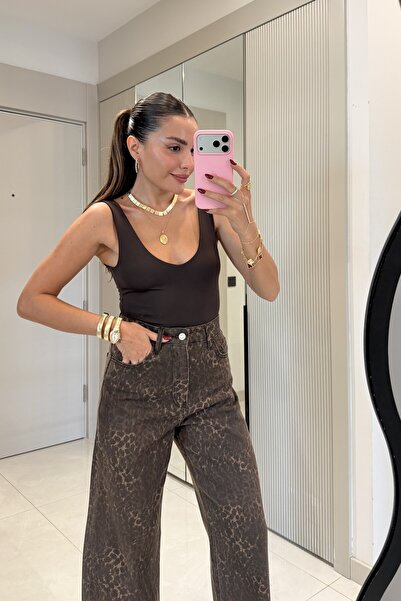 Gizem Ecemiş Denvis Kahve Dekolteli Basic Bodysuit