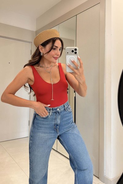 Gizem Ecemiş Denvis Kırmızı Dekolteli Basic Bodysuit