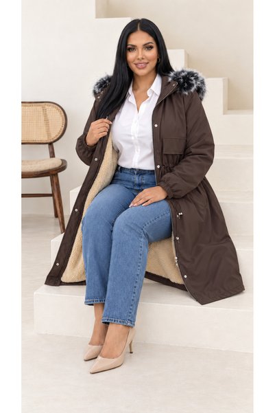 Butik Nilyam معطف نسائي طويل سميك للشتاء بمقاس كبير مع غطاء رأس قابل للإزالة وتفاصيل من الفرو والقطيفة وربطة خصر 29012