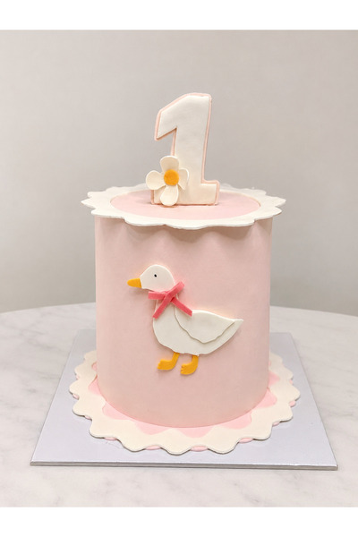 Ördek Figürlü ve Papatyalı 1 Yaş Maket Pasta – Pastel Pembe Fırfırlı Doğum Günü Pastası