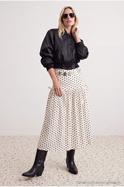 Trendyol Collection تنورة بيضاء منقطة بحزام جانبي متوسطة الطول TWOAW27ET00033