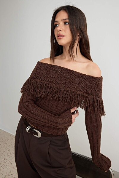 Trendyol Kollektion Brauner Strickpullover mit Carmen-Kragen und Quastendetai...