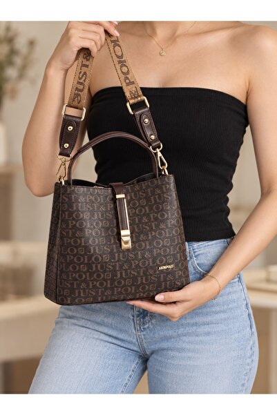 Just Polo حقيبة كتف نسائية وتصميم متناسق باللون البني