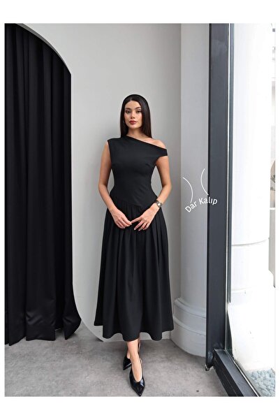 ESRAHELVACI Plissiertes Kleid mit Kajak-Ausschnitt