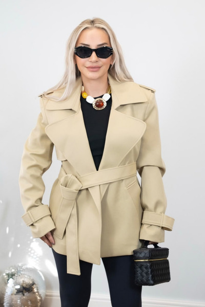 Muna Boutique معطف بيج مع حزام عند الخصر