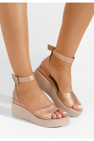 B T Shoes Дамски кожени сандали Salegia в цвят шампанско