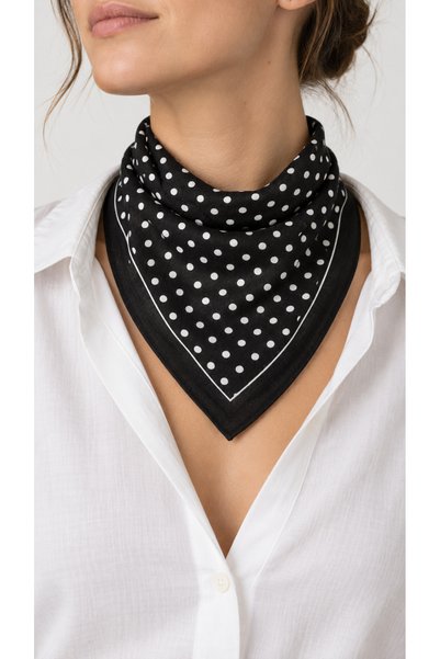HER ŞEY NOTA www.herseynota.com Siyah Puantiyeli 52x52 cm %100 Pamuk Fular Bandana Unisex Çok Amaçlı Aksesuar