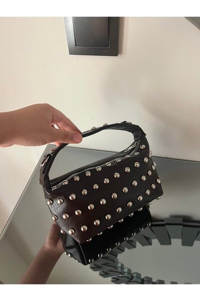 Kahverengi zımbalı siyah mini çanta zincir askılı