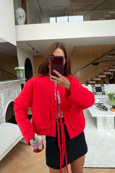 Özge Özgenç Kapitone Cepleri Fırfırlı Ceket