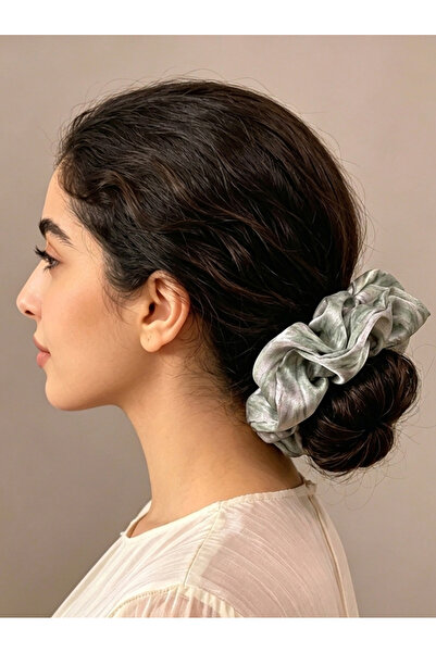 Take Two By Styli ربطة شعر متوسطة الحجم من الساتان بلون أخضر مخفي وبنقشة حبر ...