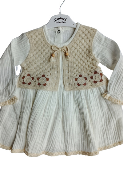 Kız Bebek Uzun Kollu Müslin Elbise Örgü Yelek ve Ahşap Boncuk Detaylı