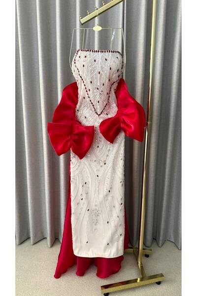 LAVERA STYLE فستان أوف وايت مطرّز بالفصوص مع فيونكات وتنورة خلفية حمراء.