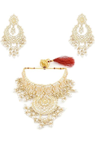 ZAVERI PEARLS طقم قلادة وأقراط ذهبية اللون للعروس مرصعة بالكوندان واللؤلؤ للن...