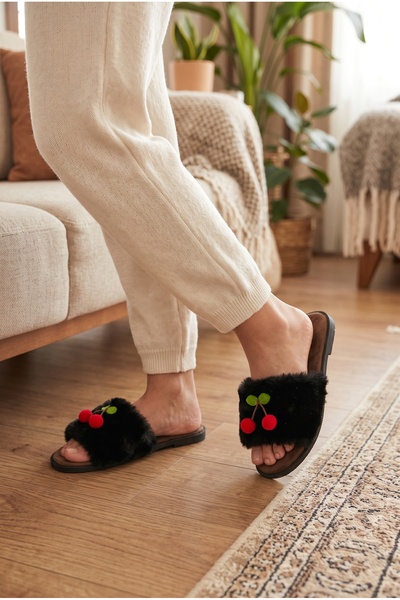 Moda Devrin Women's Black Cherry Detailed Furry Plush Slippers