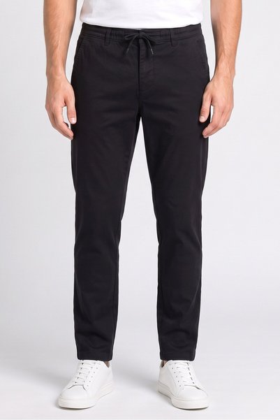 Lyle & Scott Men Tapered Fit Solid Chino Pants, Black
