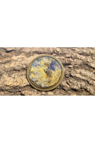 OSM Aurie: the elegantly painted brooch