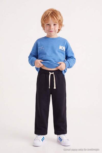 TRENDYOLKIDS Schwarze Baumwoll-Jogginghose für Jungen TKDAW27EA00027