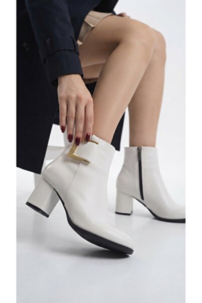 NOVELLAM SHOES Kadın Atina Beyaz Cilt Toka Detaylı Topuklu Kısa Bot