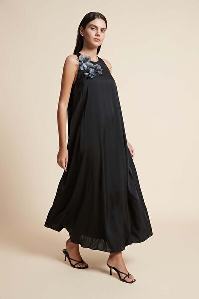 Yola Sleeveless Midi Dress with Round Neck and Floral Detail