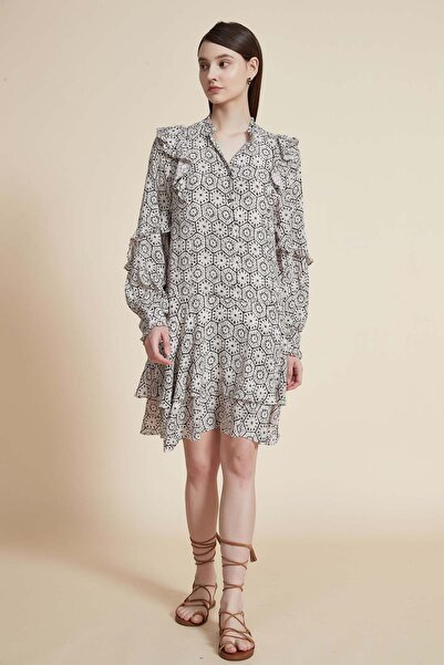 Yola Short Dress with a Loose Fit and Long Sleeves