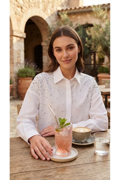 vellum butik İNCİ VE TAŞ DETAYLI POPLİN GÖMLEK