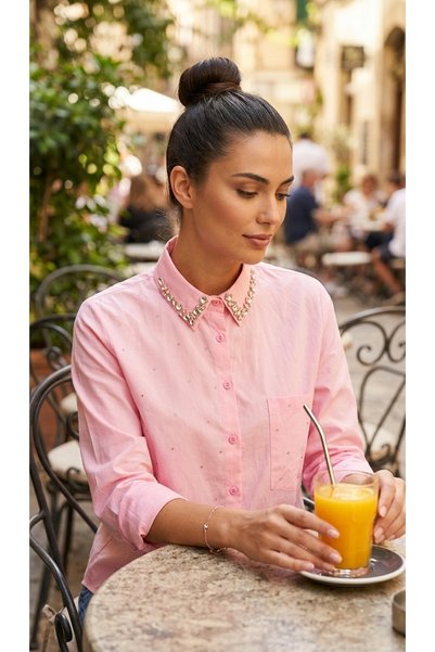 vellum butik YAKASI TAŞ DETAYLI PEMBE POPLİN GÖMLEK