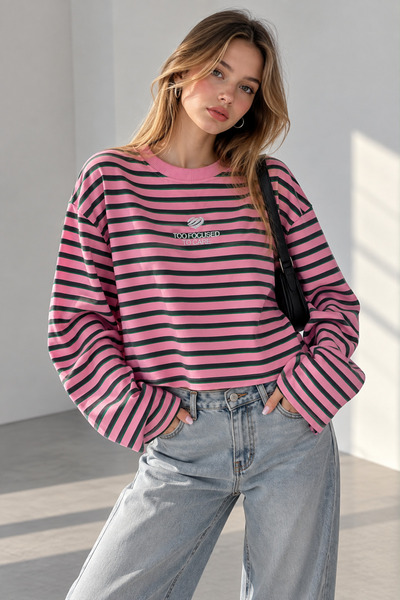 manana fashion Ροζ ριγέ φούτερ με λεπτομέρεια κεντήματος με τρεις κλωστές