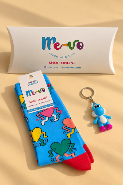 Mevo مجموعة مميزة في صندوق تتضمن جوارب ملونة بنقشة قلب للجنسين وسلسلة مفاتيح ...