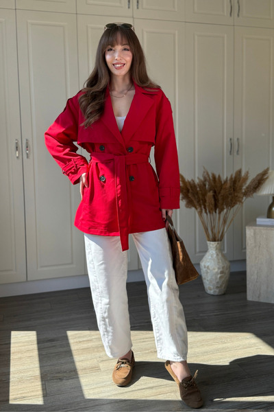 Dilay Gökoğlu Butik Къс червен тренчкот с копчета и колан