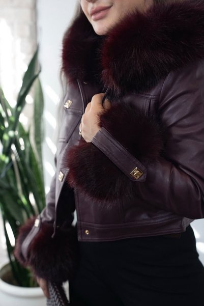 Muna Boutique جاكيت جلد أحمر كلاريت بتفاصيل من الفرو وغطاء للرأس