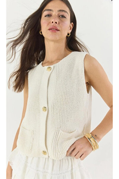 deqfashion Women's White Crew Neck Gold Buttoned Pocketed Knitwear Vest