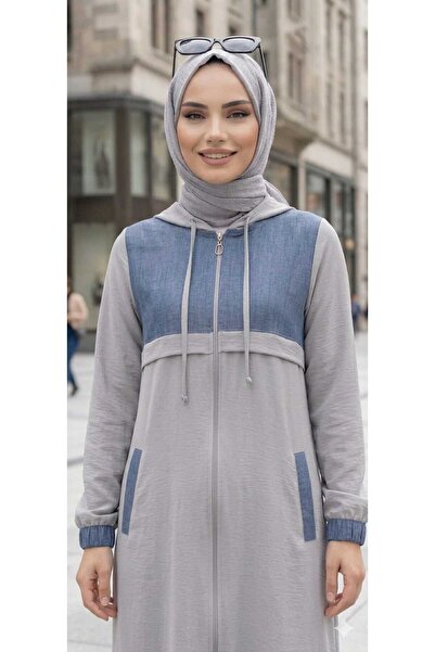 MODA سترة متوسطة الطول مع غطاء للرأس مفصل بالجينز وسحاب أمامي.